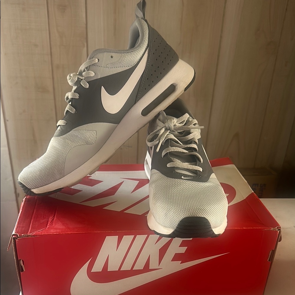 Nike Air Max Tavas Essential, Size 11, Color PR PLTNM/White-CL GRY-WLF